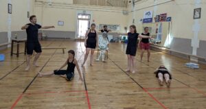 Bewegung, Material und Figurentheater // Mouvement, Matériaux et Marionnettes