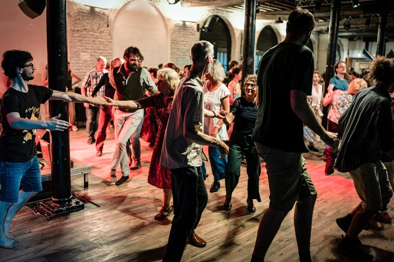 Folkpractica met initiatie & gastmuzikanten in Hombeek