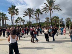 SATURDAY SWING BEACH JAM amb classe oberta a la Platja del Poblenou!