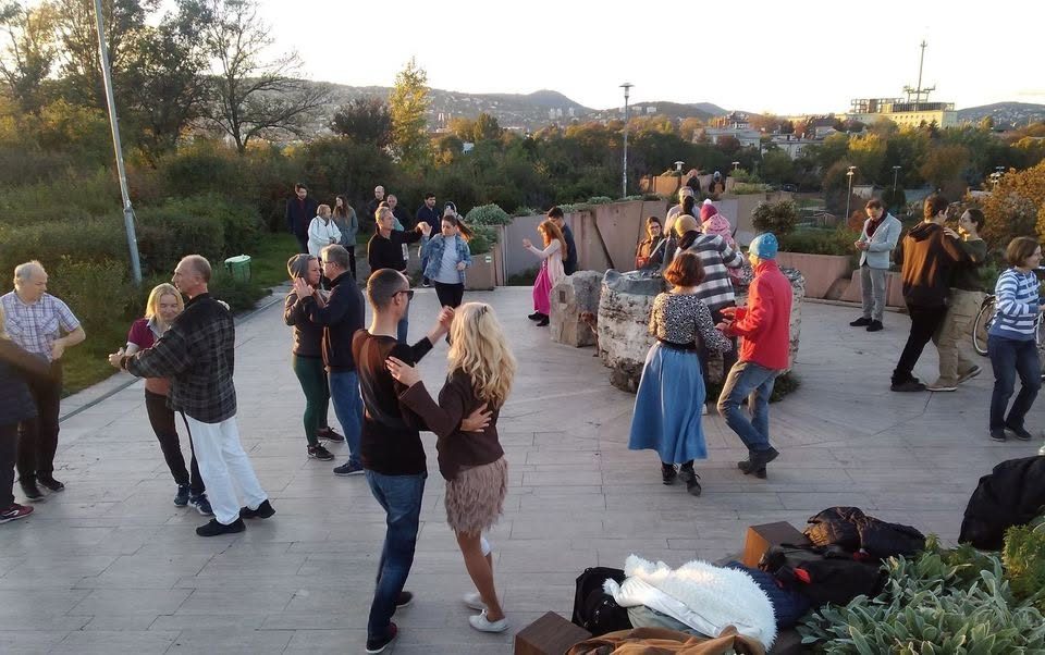 Táncpiknik a Gellérthegyen – Víztározó felett, Pest-Buda szobornál